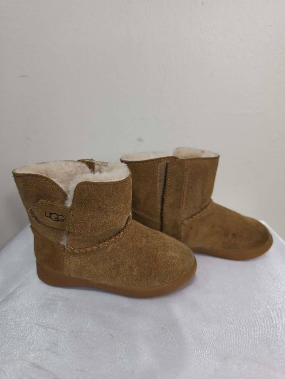 UGG Kids Chestnut SuedeShearling-Lined Boots